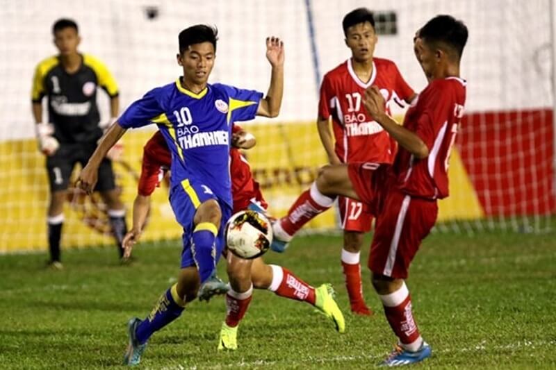 Hàng hậu vệ lỏng lẻo tạo cơ hội cho đối thủ