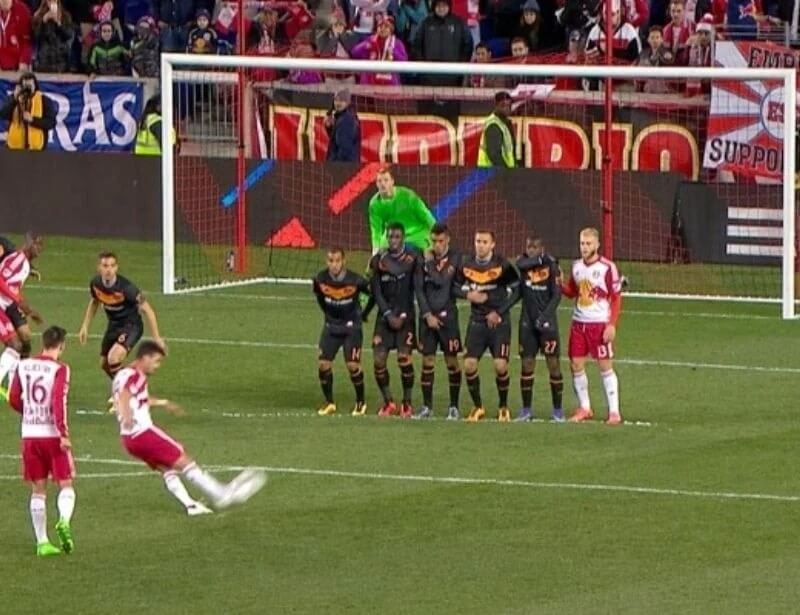 Đá phạt trực tiếp cũng là một hình thức phạt lỗi 