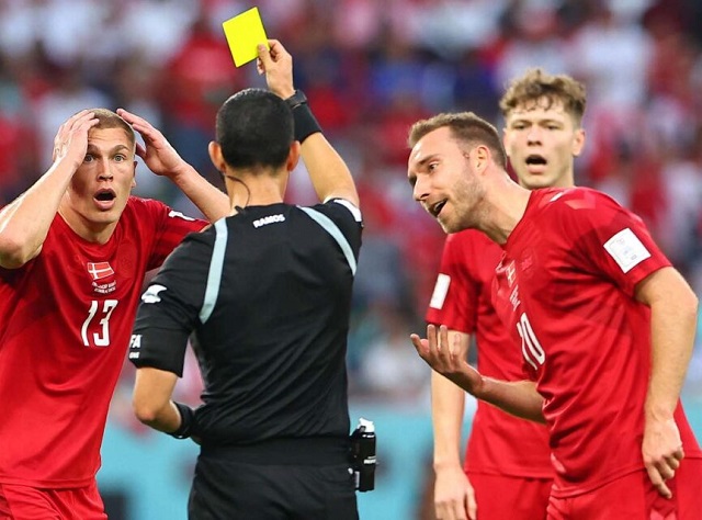 Phạt thẻ vàng trong vòng cấm địa