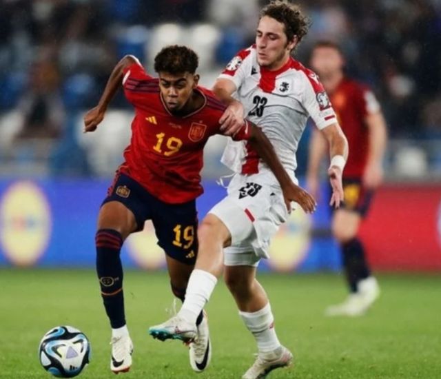 Hậu vệ trung tâm đảm nhận nhiệm vụ ngăn chặn đối thủ ghi bàn