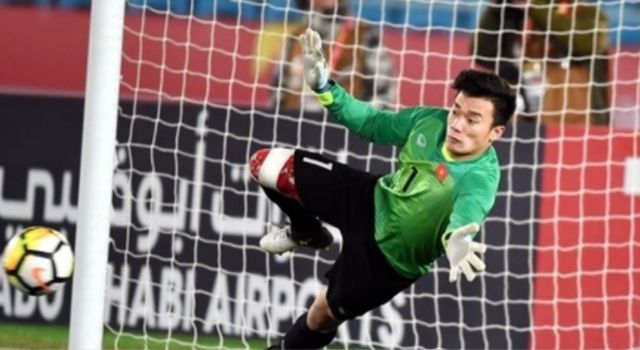 Thủ môn có vị trí nằm phía trước khung thành và có nhiệm vụ ngăn chặn đối thủ ghi bàn