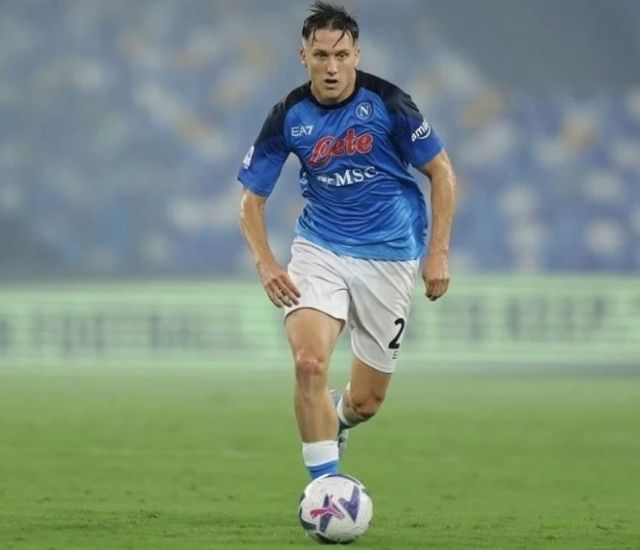 Tìm hiểu ngay vai trò và nhiệm vụ của vị trí tiền vệ trong bóng đá