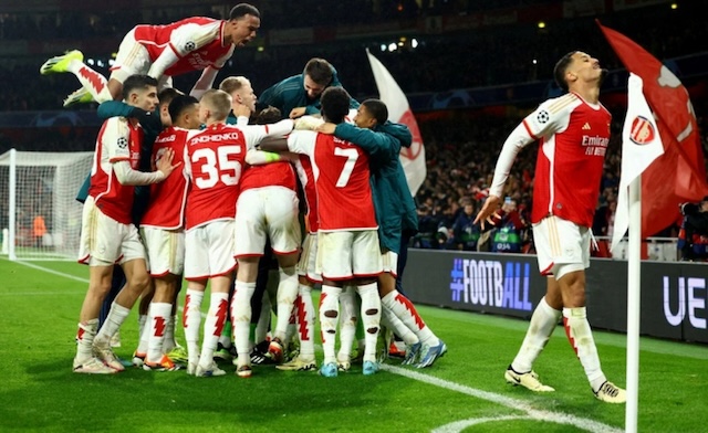 Fan hâm mộ đội bóng đến từ Xứ Sương Mù một lần chạm tay vào chức vô địch