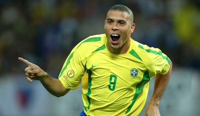 Ronaldo Nazário với khả năng rê bóng khéo léo và dứt điểm điêu luyện.