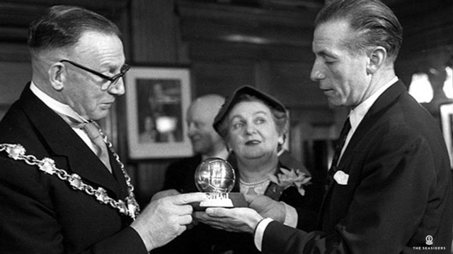 Người đầu tiên giành giải Ballon d'Or là Stanley Matthews Người đầu tiên giành giải Ballon d'Or là Stanley Matthews
