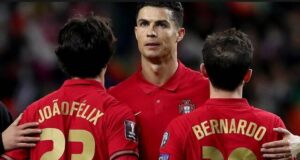 Trang phục truyền thống của Bồ Đào Nha chủ yếu có màu đỏ phối hợp với viền xanh lá cây