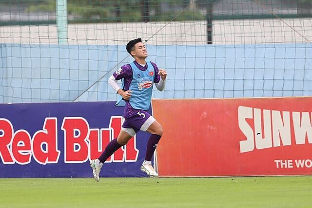 Cầu thủ Lê Nguyên Hoàng trong vai trò trung vệ chủ lực của đội bóng Cầu thủ Lê Nguyên Hoàng trong vai trò trung vệ chủ lực của đội bóng