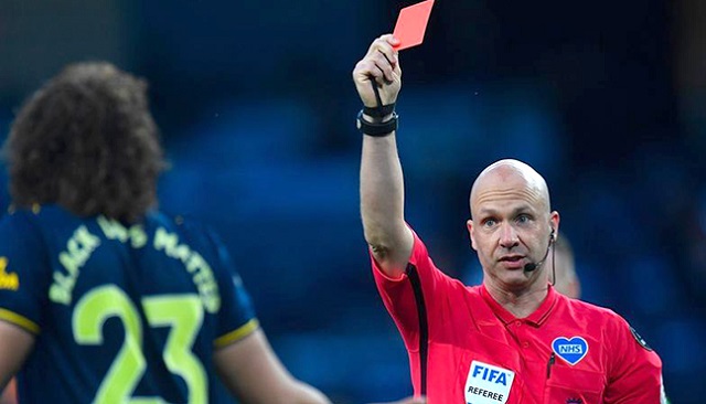 Thổi còi và giơ thẻ phạt