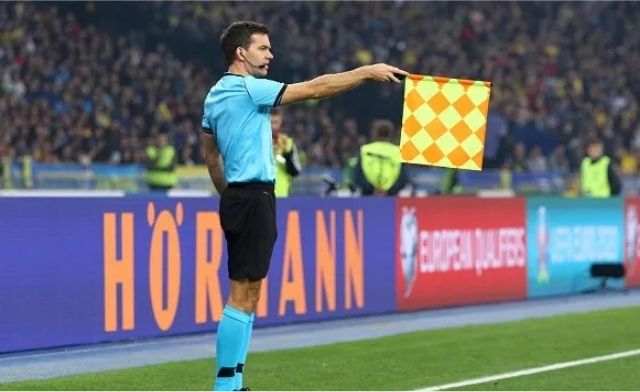 Trong một trận đấu gồm có 4 vị trọng tài là trọng tài chính, 2 trọng tài biên và trọng tài bàn Trong một trận đấu gồm có 4 vị trọng tài là trọng tài chính, 2 trọng tài biên và trọng tài bàn