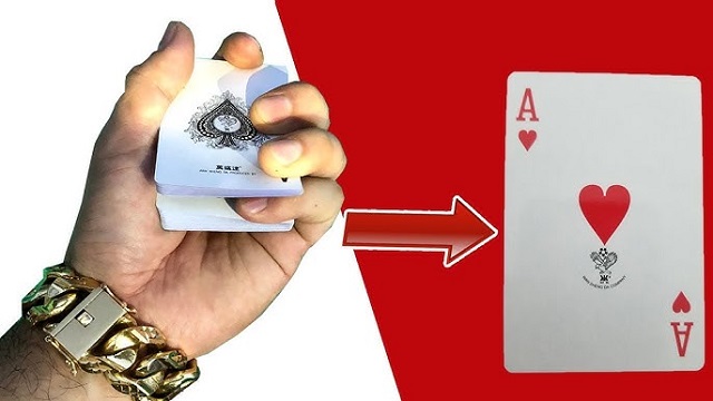 Xếp bài đẹp ở giữa để khi chia bài dễ dàng có được quân bài như ý Xếp bài đẹp ở giữa để khi chia bài dễ dàng có được quân bài như ý