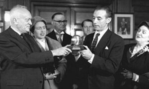 Giải thưởng quả bóng vàng thế giới được France Football khởi xướng lần đầu vào năm 1956