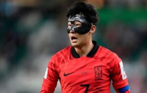 Tại sao cầu thủ đeo mặt nạ trong quá trình thi đấu bóng đá?