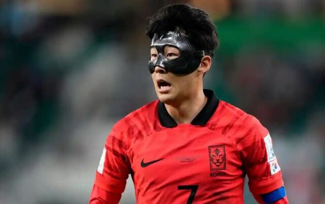 Tại sao cầu thủ đeo mặt nạ trong quá trình thi đấu bóng đá?