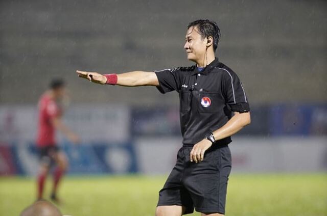 Trọng tài cần có sức khỏe và thể lực tốt để di chuyển trên sân cỏ một cách nhanh chóng